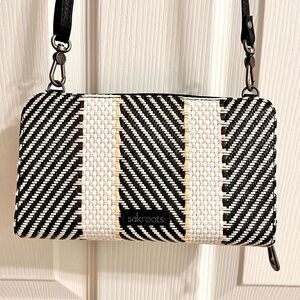 Sakroots Iris Smartphone Wallet Crossbody in Black & White Woven